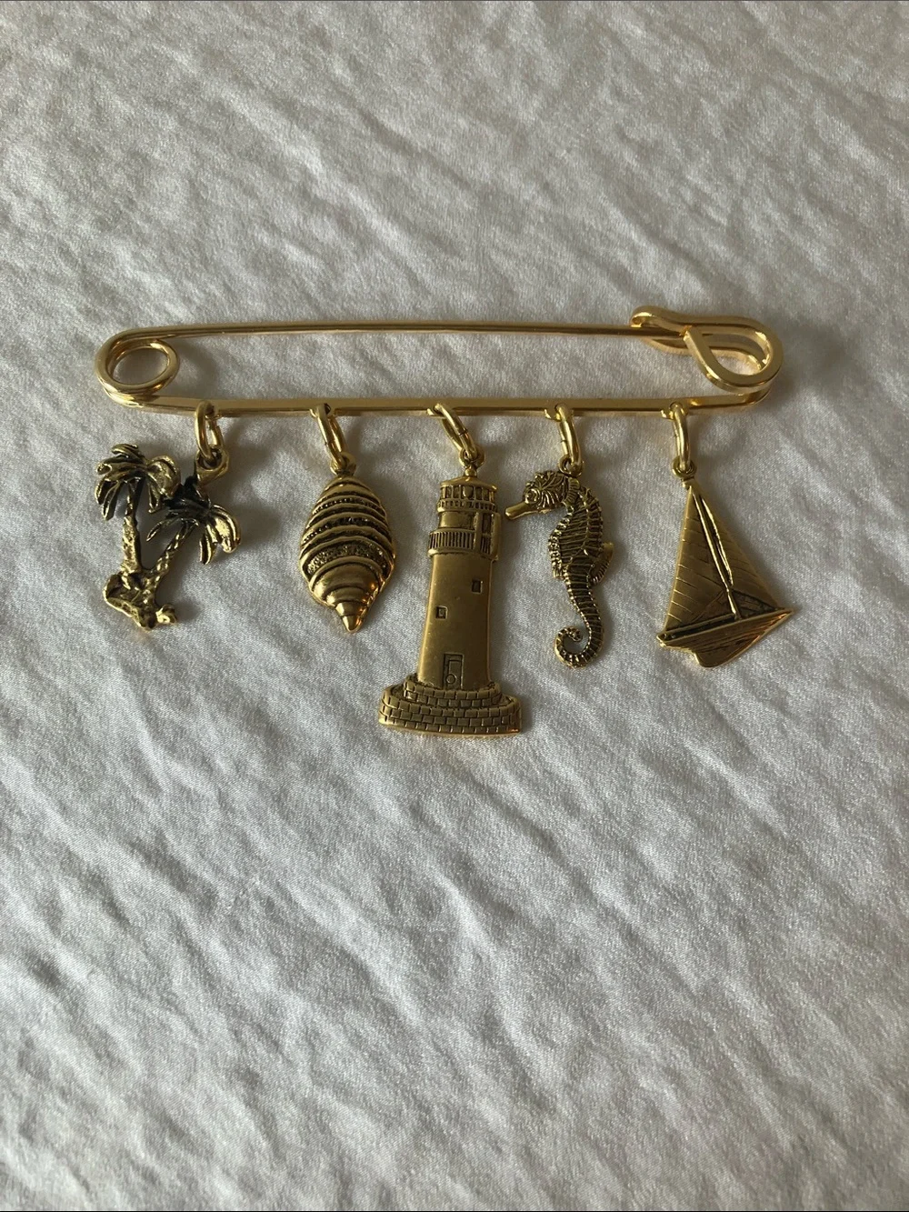 Brooch: Gold Tone Nautical brooch